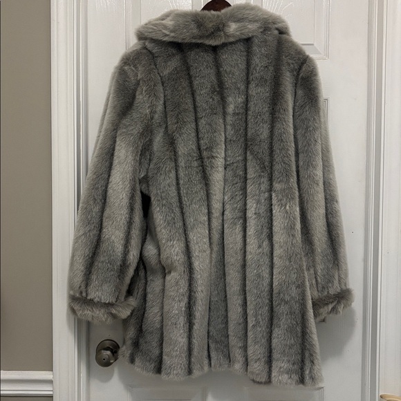 Dennis Basso Luxurious Silver Gray Faux Fur Coat Size Large L - Picture 11 of 16